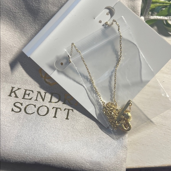 Kendra Scott Ari Heart Gold Pendant Necklace in Ivory Mother-of-Pearl - Picture 3 of 4